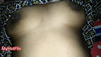 Seksi Yenge, Kocasıyla Romantik Seksin Tadını Çıkarıyor.
