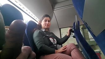 Avrupalı Güzellik, Bir Sergici Tarafından Otobüste Derin Bir Sakso Çekmeye Ve Penisini Okşamaya Ikna Ediliyor