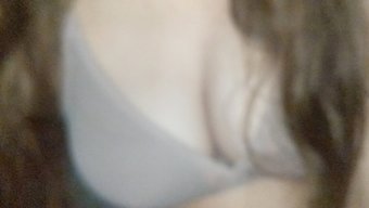 Biseksüel Çift Anal Seks Ve Büyük Göğüs Eyleminden Zevk Alıyor