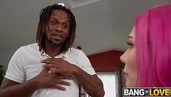 Göğüslü Lily Lou, Jay Bangher'I Interracial Cowgirl Pornosunda Becerirken Derinlemesine Sürüyor