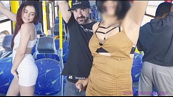 Dolgun Bir Kadın, Dolu Bir Otobüs Yolculuğunun Ortasında Okşanır Ve Üzerine Boşalır!