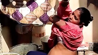 Desi Milf, Hint Köyünde Açık Hava Banyosunun Tadını Çıkarıyor
