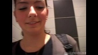 Çek Sokaklarında Büyük Doğal Göğüsler Ve Oral Seks Eylemi
