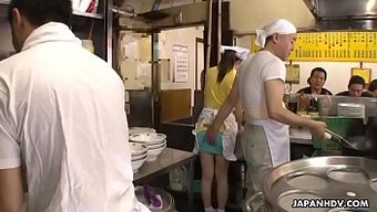 Seksi Japon Garson Asuka, Amını Gerdiriyor Ve Spermlerle Dolduruyor