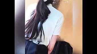 Asyalı Öğrenci, Okul Üniforması Ile Kampüs Dışında Sikişiyor