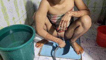 Amatör Hint Bhabhi, Banyoda Anal Ve Kirli Konuşmalardan Keyif Alıyor