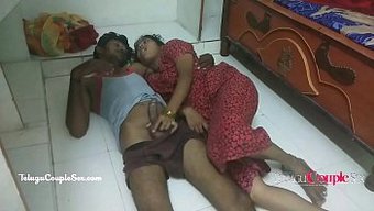 Amatör Telugu Çifti Yerde Ev Yapımı Seksin Tadını Çıkarıyor