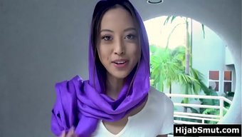 Seks Yapmak Için Büyük Bir Arzusu Olan Bir Kız Ama O Bir Müslüman