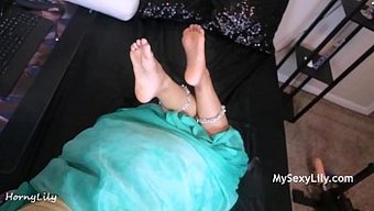 Azgın Hintli Anne Lily, Derin Boğaz Sakso Çekiyor Ve Boşalıyor