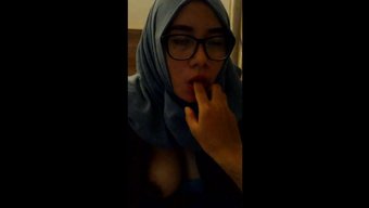 Türbanlı Endonezyalı Kızın Ev Yapımı Videosu Sakso Çekiyor