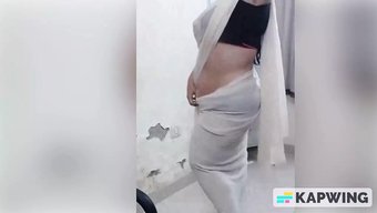 Hintli Genç Üvey Kız Kardeşinin Büyük Doğal Göğüsleri Tapınıyor