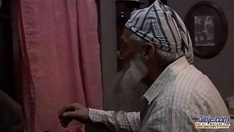 Genç Kız Arkadaşıyla Seks Yaparken Yaşlı Adamın Fantezisi Gerçek Oldu