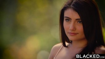 Adria Rae'Nin Ilk Irklararası Deneyimi, Arkadan Içine Boşalma Ile Sonuçlanıyor.
