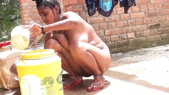 Desi Bhabhi'Nin Sırrı: Sohbette Işemesini Nasıl Gizler