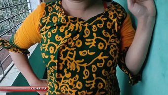Sıcak Hizmetçi Arkada Sikişiyor Ve Boşalıyor