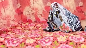 Milf Bhabhi, Çift Penetrasyon Videosunda Iki Yarrağı Kabul Ediyor