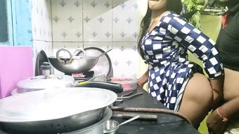 Hint Bhabhi, Eniştesi Tarafından Mutfakta Sikişiyor