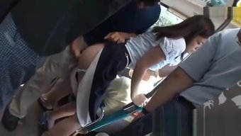 Otobüste El Yordamıyla Tutulan Bir Japon Kız Daha Sonra Bir Otoparka Götürülür Ve Seks Yapar.
