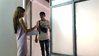 18 Yaşındaki Bir Kızla Aile Seksi Bir Felakete Dönüşüyor.