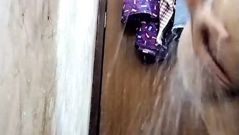 Olgun Hintli Çift Birlikte Banyo Zamanının Tadını Çıkarıyor