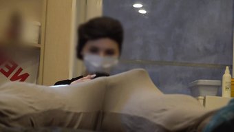 Amatör Genç, Kuaför Salonunda Çıkıntısını Gösteriyor