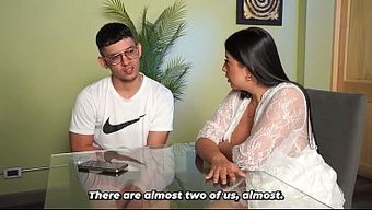 Tabu Milf, Üvey Oğlunun Hiç Seks Yapmadığını Fark Edince Ilk Olmaya Karar Veriyor.