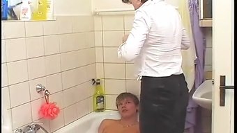 Genç (18+), Arkadaşının Üvey Annesinden El Işi Alıyor