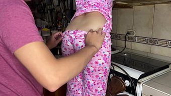 Üvey Kızımın Köpek Stili Seks Sahnesinde Cazip Pembe Kaplı Poposu.