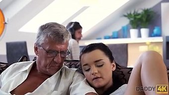 Genç Bir Kız, Erkek Arkadaşını Bilgisayarına Tercih Eder.