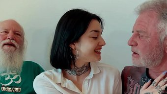 Yaşlı Adamlar Ve Eşleri, Genç Bir Esmerle Üçlüde, Kötü Bir Oral Seksle Bitiriyor.