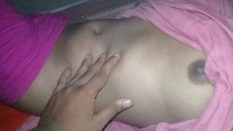 Çıplak Hintli Genç Yatak Odasında Sikişiyor