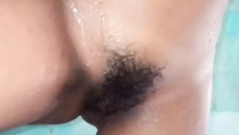 Genç (18+) Banyoda Parmaklanıyor Ve Sakso Çekiyor