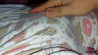 Hint Teyzesi, Üvey Kardeşi Tarafından Rol Yapma Videosunda Sert Bir Şekilde Beceriliyor