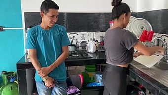 Üvey Babanın Mutfağa Sürpriz Ziyareti, Kinky Bir Karşılaşmaya Dönüşüyor.