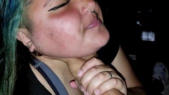Üvey Kız Kardeşimin Tinder'Da Konuştuğu Bir Adamı Buldum Ve Onu Susturmam Için Bana Kafasını Verdi.