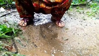 Hintli Teyze Mastürbasyon Yapıyor Ve Büyük Doğal Göğüslerini Sergiliyor