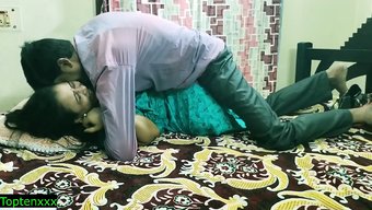 Hintli Genç Üvey Kız Kardeş Banyoda Yaramazlık Yapıyor
