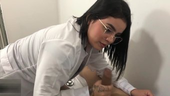 Güzel Üvey Kız, Bir Şeyi Telafi Etmek Için Harika Bir Oral Seks Yapıyor.