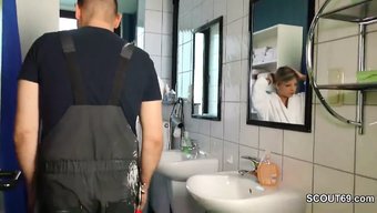 Azgın Kız, Üvey Annesi Yokken Tamirci Tarafından Sikişiyor