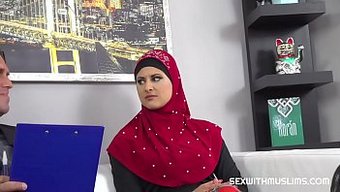 Arap Milf Sakso Çekiyor Ve Sert Bir Şekilde Beceriliyor