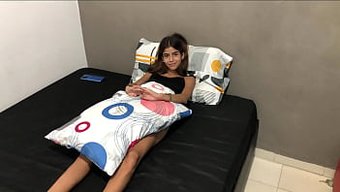 Küçük Üvey Kız Kardeşimi Odasında Kendini Tatmin Ederken Buluyorum Ve Ona Katılıyorum Ve Ona Iyi Bir Seks Yapıyorum - Ispanyol Pornosu - Rus Pornosu