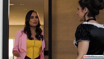 Yalnız Trans Kız Ember Fiera, Tutku Için Seksi Bir Hizmetçi Tutuyor.
