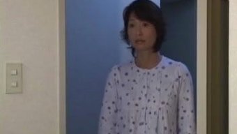 Büyük Göğüslü Olgun Japon Anne Kamerada Yaramazlık Yapıyor