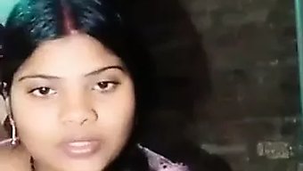 Büyük Göğüsler Ve Küçük Göğüsler Mastürbasyon Yaparak Orgazm Oluyor