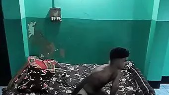 Bangladeşli Kız Sıkı Götünü Genişletiyor