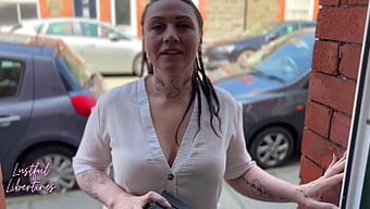 Karımın Baştan Çıkarıcı Milf En Iyi Arkadaşına Karşı Koyamadım, Anal Zevklere Daldı Ve Idrarlı Bir Creampie Istedi
