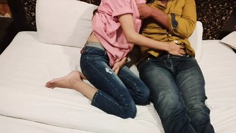 Hintli Çiftin Cowgirl Pozisyonunda Ilk Seks Deneyimi, Olgun Çift Anal Seksin Tadını Çıkarıyor