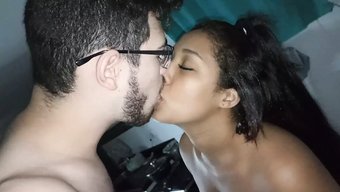 Amatör Genç Kız, Arzulanan Bir Kadın Olmak Için Makyaj Ve Geliştirmeler Alıyor