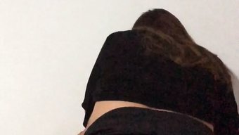 Iç Çamaşırıyla Azgın Bebek, Cowgirl Pozisyonunda Sik Üzerinde Sürüyor