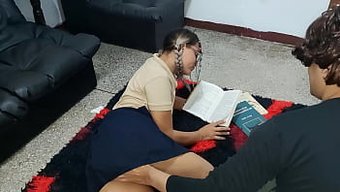 Saf 18 Yaşındaki Arkadaşıma Ilk Cinsel Deneyiminde, Ödevlerine Yardımcı Olarak Rehberlik Ediyorum